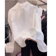 批发设计师自带珍珠的低调光泽和精致感白衬衫女秋<b class='q'>冬</b>新款翻领法式小衫