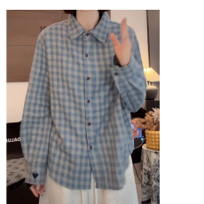 批发秋<b class='q'>冬</b>2025小众设计网红时尚宽松显瘦极简风浅蓝色翻领格子衬衫