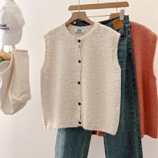 批发实拍<b class='q'>大码</b>女装秋冬新款单排扣针织马甲宽松时尚显瘦无袖毛衣背心女