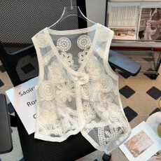 批发实拍<b class='q'>大码</b>女装夏季设计感重工刺绣薄款无袖马甲不规则系扣网纱背心