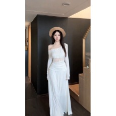 批发设计感<b class='q'>一字肩</b>镂空蕾丝褶皱打底衫半身裙套装新款气质女装