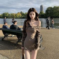 秋冬法式复古格纹拼接假两件露肩包臀短裙纯欲辣妹显瘦百搭长袖潮