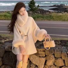 批发羚羊绒面料#原版做法#狐狸毛领羊绒毛呢斗篷大衣女高级感毛呢外套