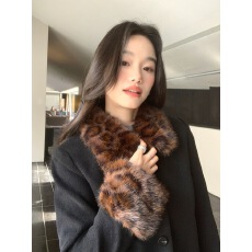 批发kumikumi辣妹风豹纹拼接毛毛翻领单排扣短<b class='q'>外套女</b>冬季显瘦百搭上衣