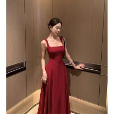 批发高级设计感纯欲风吊带裙法式御姐生日<b class='q'>礼服</b><b class='q'>红色</b>气质修身显瘦中长款