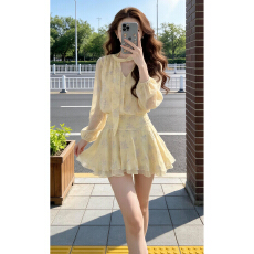 批发法式千金风黄色V领碎花连衣裙子春夏季气质特别漂亮飘带掐腰短裙