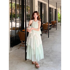 批发夏天韩系<b class='q'>新款</b>清纯绿色度假裙精致显瘦花朵蕾丝拼接挂脖连衣裙<b class='q'>长裙</b>