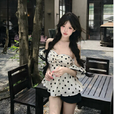 批发法式荷叶边纯欲性感露肩波点衬衫女夏季辣妹气质设计感一字肩<b class='q'>上衣</b>