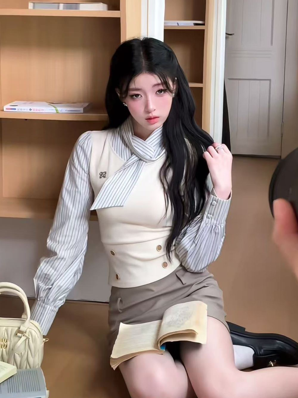 韩时尚百搭条纹衬洋气减龄长袖上衣女秋季新款显瘦百搭短裙套装女 服裝批發女裝批發服飾貨源