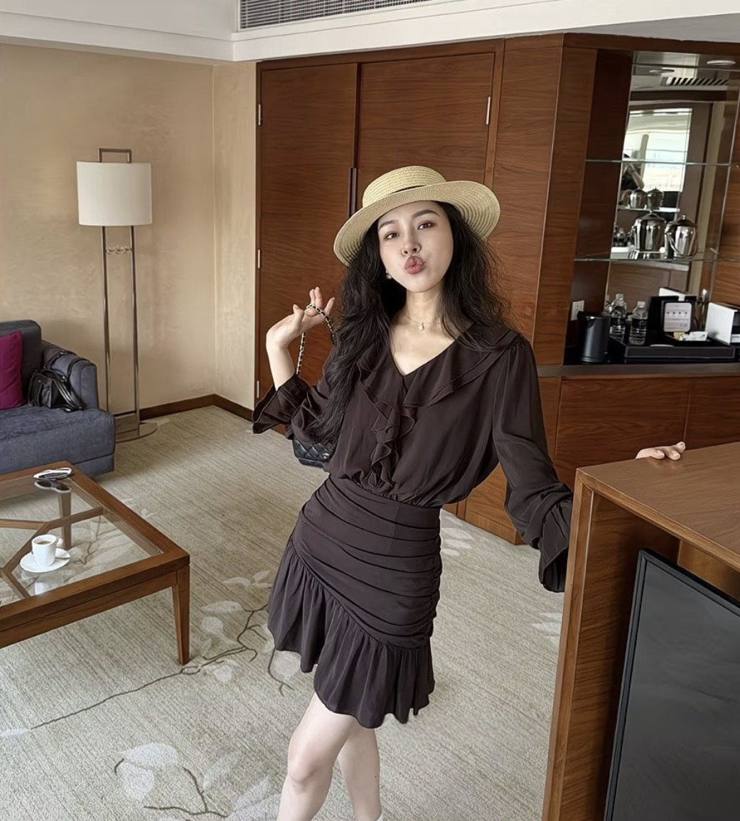 法式气质荷叶边V领收腰连衣裙女早秋新款显瘦高级感褶皱a字短裙 服裝批發女裝批發服飾貨源