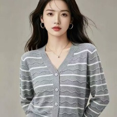批发时尚休闲<b class='q'>妈妈</b>装条纹针织衫女秋冬新款上衣气质小衫百搭中老年毛衣