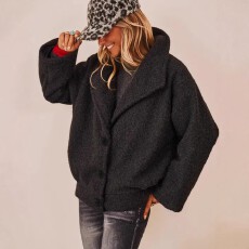 批发<b class='q'>欧美</b><b class='q'>大码</b>女式气质休闲面料触感柔软且保暖性好大翻领设计时尚外套