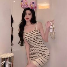 批发已出货 薄款条纹方领短袖针织女新款夏季短款修身设计感连衣裙