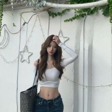 批发已出货 春<b class='q'>秋</b>款一字肩白色t恤女长袖修身收腰辣妹短款上衣