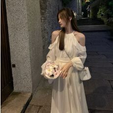 批发春夏带露肩仿天丝垂坠感<b class='q'>连衣裙</b>女长袖轻熟风收腰显瘦长裙子早秋款