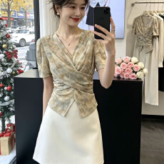 已出货 设计感小众晕染印花短袖t恤女2026夏季新款v领交叉收腰显