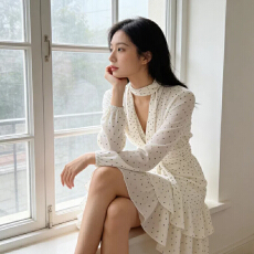 批发已出货法式纯欲温柔风<b class='q'>连衣裙</b>女穿搭复古波点V领<b class='q'>挂</b><b class='q'>脖</b>泡泡袖荷