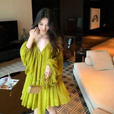 批发已出货V领灯笼袖连衣<b class='q'>裙</b>女2026夏季新款设计感小众收腰显瘦短<b class='q'>裙</b>