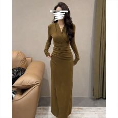 批发已出货 高品质纯欲辣妹V领褶皱时尚<b class='q'>连衣裙</b>女秋季大码高级感高端显
