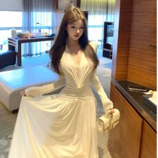 法式复古蕾丝拼接V领白色长袖连衣裙女2026秋季新款性感包臀裙子