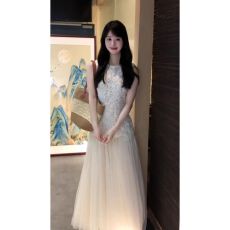 批发超好看浅杏色<b class='q'>背心</b>长裙<b class='q'>度假</b>风高级感网纱拼接无袖圆领设计<b class='q'>女</b>连衣裙