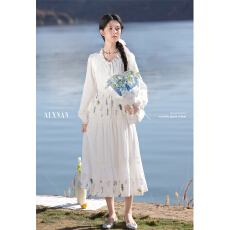 批发法式气质米白色连衣裙女2026年春新款显瘦青春气息简约浅色长裙