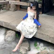 批发夏日绝美小裙子温柔甜美风蓝色碎花吊带连衣裙漂亮独特超好看长裙