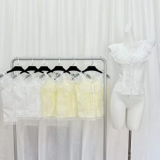 批发纯白盛夏多种穿法~花边白色<b class='q'>衬衫</b>女奶黄色露肩/一字肩上衣