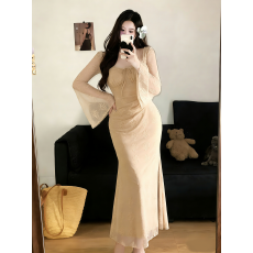 批发实拍<b class='q'>大码</b>精致感纯欲温柔风蕾丝方领喇叭连衣裙胖妹妹夏季海边裙子