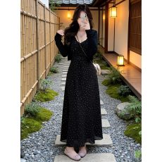 批发实拍大码法式波点V领修身显瘦高腰大码A摆大码海边胖妹妹连衣裙