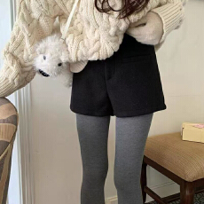 批发实拍冬天<b class='q'>白色</b>毛呢加厚百搭<b class='q'>短裤</b>女秋冬外穿配靴子休闲简约高腰裤子
