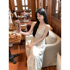 批发夏诗文 氛围感重工立体<b class='q'>蕾丝</b>/肤色里料吊带连衣裙女微A摆白色长裙