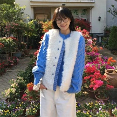 批发秋冬韩版时尚温柔风白色毛毛马甲开衫女叠穿蓝色麻花毛衣两件套装