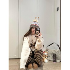 批发新年衣方天地圆领套头毛衣男女宽松卡通小马提花休闲上衣针织毛衣