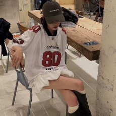 批发设计感揭潮坊小众v领印花宽松短袖球衣T恤女<b class='q'>街头</b>运动休闲半袖上衣