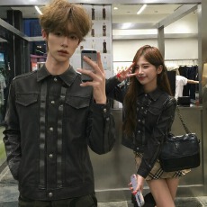 批发暗黑风翻领正肩织带纹理皮<b class='q'>夹克</b><b class='q'>男</b>女同款设计短宽黑色<b class='q'>夹克</b><b class='q'>外套</b>痞帅
