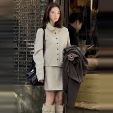 2025新款米杏色长袖针织连衣裙子女秋冬款高级显瘦一整套气质短裙