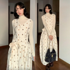 批发温柔风内搭高领长袖碎花连衣裙子女2025新款秋季收腰绑带长裙套装
