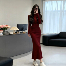 批发圣诞穿搭红色半高领连衣裙子女秋冬2025新款御姐穿搭修身显瘦长裙
