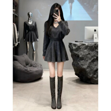 批发法式气质灰色V领毛衣连衣裙子女秋冬2025新款高级感收腰包臀短裙