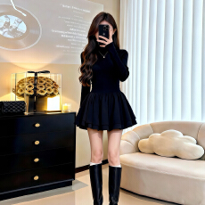 2025新款特别漂亮掐腰黑色针织连衣裙女秋冬穿搭高级感收腰蓬蓬裙