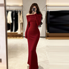 批发新年战袍红色一字肩针织连衣裙子女秋<b class='q'>冬</b>季2026新款巨好看包臀长裙