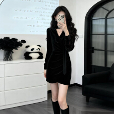批发法式赫本风黑色丝绒连衣裙女秋<b class='q'>冬</b>2026新款高级感气质收腰包臀短裙