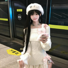 白色一字肩毛衣女冬季2026年新款高级感慵懒风超好看露肩针织上衣