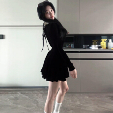 批发法式富家千金感穿搭黑色<b class='q'>连衣裙</b>子女秋冬季2026新款高级感收腰短裙