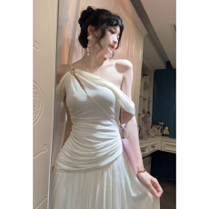 法式斜肩一字肩白色连衣裙子女夏季2026新款巨好看度假风气质长裙