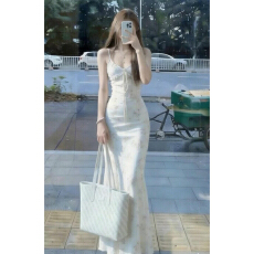 批发法式白色v领吊带连衣裙子女夏季2026新款气质高级感修身<b class='q'>包臀</b><b class='q'>长裙</b>