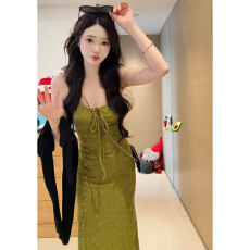 批发法式复古绿色吊带连衣裙女夏季海边度假风巨好看气质修身包臀长裙