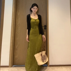 批发法式复古绿色吊带连衣裙女夏季海边度假风巨好看气质修身包臀长裙