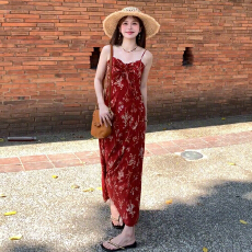 批发法式红色碎花吊带连衣裙女春夏海边度假沙滩裙气质收腰显瘦长裙子